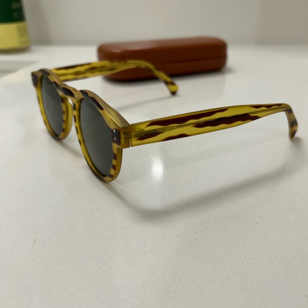 Stylish Tortoise Shell Sunglasses - Picture 3 of 5